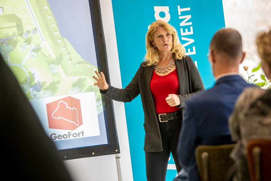 Fortvrouw Willemijn Simon van Leeuwen vertelt met enthousiasme over het GeoFort